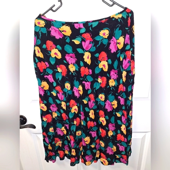 A Carole Little floral size 10 skirt with a 30.5" length. It has a side zipper. - Picture 1 of 8